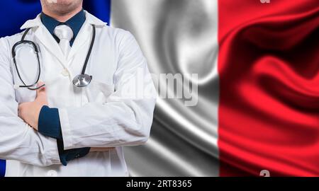 Arzt mit Stethoskop auf Frankreich-Flagge. Arzt mit Armen auf Frankreich-Flagge Hintergrund. Medizinische Gesundheit und Pflege auf französischer Flagge Stockfoto