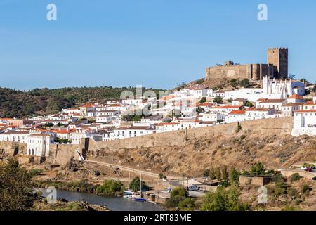 Altstadt von Mertola mit Burg und Rio Guadiana, Alentejo, Portugal, Altstadt von Mertola mit Burg und Fluss Guadiana, Alentejo, Portugal Stockfoto