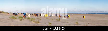 Blick von den Dünen auf Liegestühle am Strand der Nordseeinsel Juist in Ostfriesland, Deutschland, Europa, am frühen Morgen Stockfoto