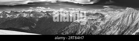 Panorama der Tiroler Alpen mit Blick über das Inntal im Skigebiet Serfaus, Tirol, Österreich in Schwarz-weiß Schwarz-weiß Stockfoto