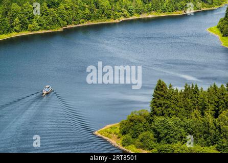 Die Bleilochtalsperre ist ein Damm in Thüringen, der die Saale einsperrt. Er ist nach den Bleilöchern benannt, die sich dort vor dem Damm befanden Stockfoto