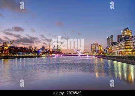 Puerto Madero in Buenos Aires, Argentinien, in der Abenddämmerung Stockfoto