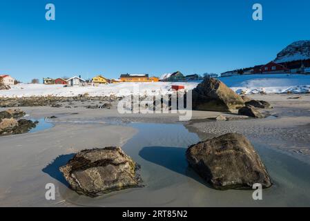 Der berühmte tropisch aussehende Sandstrand in der Nähe von Ramberg am Lofoten Inseln in Norwegen an klaren Wintertag mit schneebedeckten Berge und blauer Himmel Stockfoto