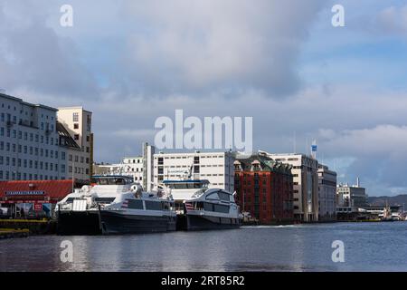 Panoramafenblick auf den Hafen in Bergen In Norwegen mit Schnellfähre an einem klaren Wintertag Stockfoto