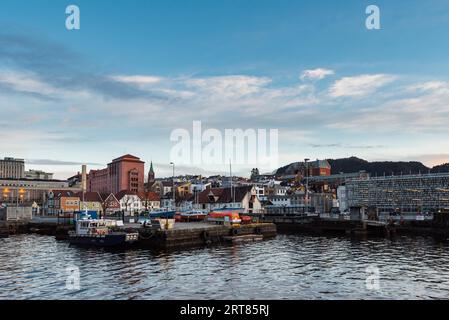 Panoramafenblick auf den Hafen in Bergen In Norwegen an einem klaren Wintertag Stockfoto