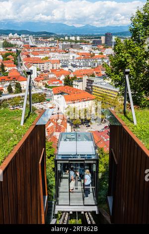 Landschaftlich schöner Blick von der oberen Standseilbahn der Burg von Ljubljana Die Altstadt an sonnigen Tagen im Spätsommer Mit Wolken Stockfoto