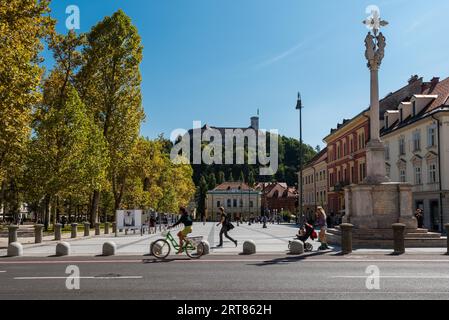 Ljubljana, Slowenien, 09 04 2017: Blick auf die Burg Ljubljana über dem Kongressplatz und dem Slowenischen Philharmonischen Gebäude am Sommertag mit Stockfoto