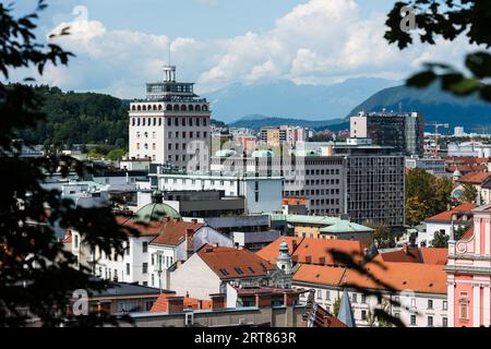 Blick von der Burg von Ljubljana auf die Altstadt Zentrum am sonnigen Tag im Spätsommer mit Wolken Stockfoto