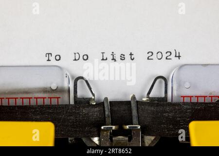 To-Do-Liste 2024 - geschrieben auf einer alten Schreibmaschine Stockfoto