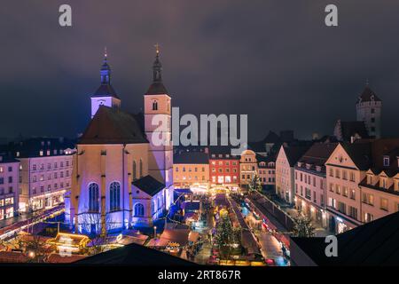 Der traditionelle, berühmte Weihnachtsmarkt auf dem Neupfarrplatz in Regensburg Im Dezember gesehen von der Dachterrasse in der Nacht Stockfoto