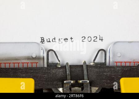 Budget 2024 - geschrieben auf einer alten Schreibmaschine Stockfoto