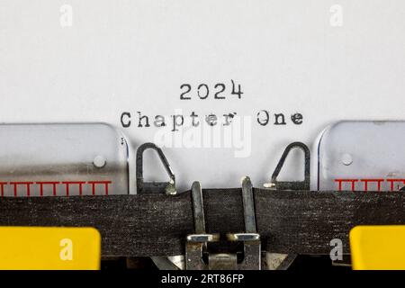 Alte Schreibmaschine mit Text 2024 Kapitel 1 Stockfoto