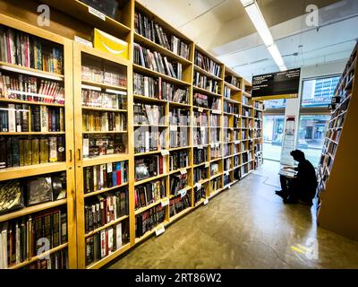 Powell's Books' City of Books im 1005 W Burnside St. Portland, OR, nennt sich der größte unabhängige Buchladen der Welt. Stockfoto