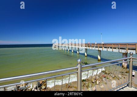Zelenogradsk, Russland, 28. Mai 2017: Blick auf den Sandstrand und die Promenade im Ferienort Zelenogradsk, Region Kaliningrad, Russland Stockfoto