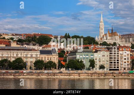 Ungarn, Budapest, Skyline auf der Buda-Seite mit der Matthias-Kirche oben rechts, Donauufer Stockfoto