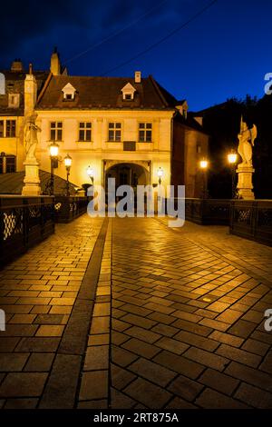 Straße in die Altstadt von Bratislava City bei Nacht in der Slowakei Stockfoto