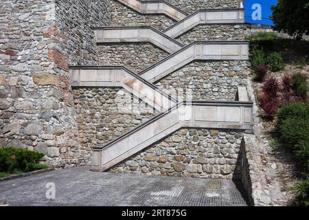 Kreuz und quer Zickzack Treppen zur Burg von Bratislava in der Slowakei Stockfoto