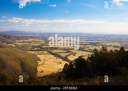 Murmungee Lookout in der Nähe von Beechworth mit Blick auf Mount Buffalo in Victoria, Australien Stockfoto