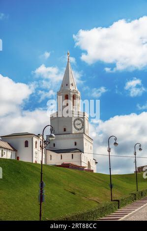 KAZAN, RUSSLAND - 1. JUNI 2023: Der Spasskaya-Turm des Kazan-Kreml ist ein architektonisches Denkmal des 16. Jahrhunderts. 1. Mai Platz in Kazan. UNESCO Stockfoto
