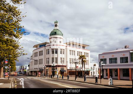 Napier, Neuseeland, September 30 2017: Die historische Art-Deco-Architektur an einem frühen Frühlingsanbruch in Napier, Neuseeland Stockfoto