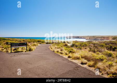 Blick nahe Broken Head Lookout in Loch Ard Gorge entlang der Great Ocean Rd in der Nähe von Port Campbell in Victoria, Australien Stockfoto