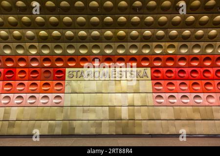 Prag, Tschechische Republik, 20. März 2017: Namensschild an der U-Bahn-Station Staromestska Stockfoto