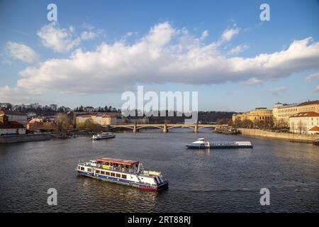 Prag, Tschechische Republik, 15. März 2017: Mehrere Kreuzfahrtschiffe auf dem Fluss Vlata Stockfoto