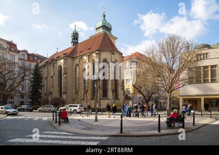 Prag, Tschechische Republik, 15. März 2017: Außenansicht der Heiligen Geisterkirche im historischen Stadtzentrum Stockfoto