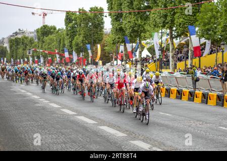 Paris, Frankreich, 23. Juli 2017: Gruppe von Radfahrern auf der Avenue des Champs-Elysees für die letzte Etappe der Tour de France 2017 Stockfoto