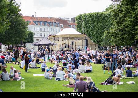 Kopenhagen, Dänemark, 08. Juli 2017: Eine Band, die auf einer Bühne vor einem Publikum für das Jazz Festival in King's Garden auftritt Stockfoto