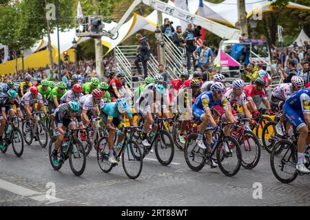 Paris, Frankreich, 23. Juli 2017: Gruppe von Radfahrern auf der Avenue des Champs-Elysees für die letzte Etappe der Tour de France 2017 Stockfoto