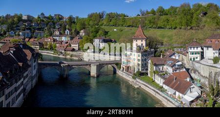 Bern, Schweiz, 13. April 2017: Blick über die Aare und die Untertorbrücke im historischen Stadtzentrum Stockfoto