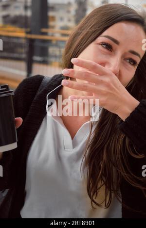 Frau hat Kaffee auf weißes Hemd verschüttet Stockfoto