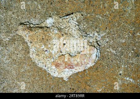 Rissfarbe an einer Außenwand Stockfoto