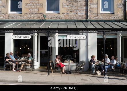 Kunden saßen vor dem Mortons Café in Pitlochry, Schottland, Großbritannien Stockfoto