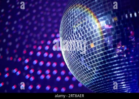 Disco-Ball im Nachtclub mit bunten Reflexen Stockfoto