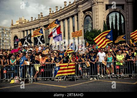 Barcelona, Spanien. September 2023. Die Aktivisten der Pro-Unabhängigkeitsbewegung rufen während der Hauptereignis des ANC die „Diada“ (katalanischer Nationalfeiertag) Parolen und Flaggen. Quelle: Matthias Oesterle/Alamy Live News Stockfoto