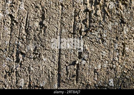 Rissfarbe an einer Außenwand Stockfoto