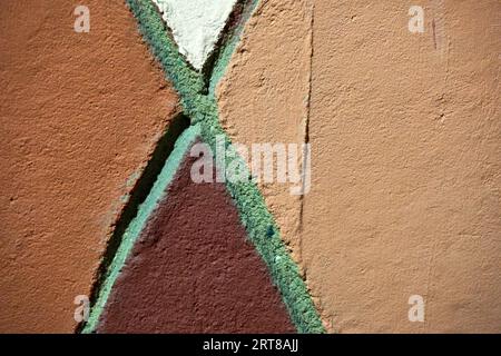 Rissfarbe an einer Außenwand Stockfoto