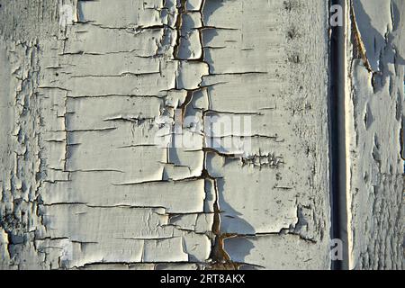 Rissfarbe an einer Außenwand Stockfoto