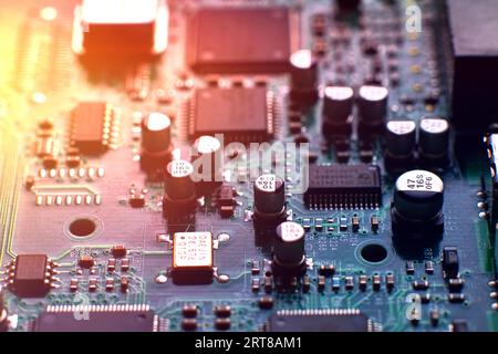 Leiterplatte mit Chips und Funkkomponenten Elektronik Stockfoto