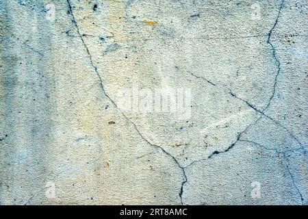 Rissfarbe an einer Außenwand Stockfoto