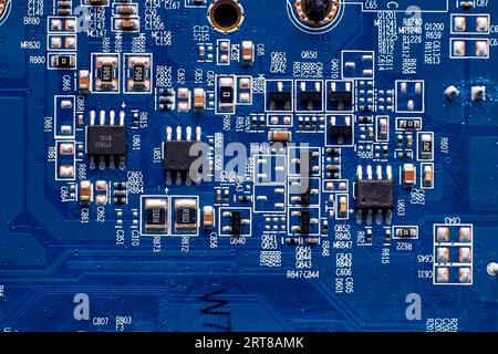 Leiterplatte mit Chips und Funkkomponenten Elektronik Stockfoto