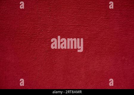 Rissfarbe an einer Außenwand Stockfoto