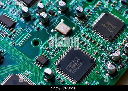 Leiterplatte mit Chips und Funkkomponenten Elektronik Stockfoto