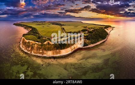 Drohnenansicht der Leuchttürme im Sonnenuntergang vom nördlichen Teil der Insel Rügen, Kap Arkona genannt Stockfoto