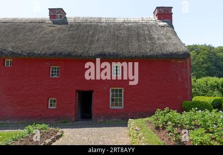 Kennixton Bauernhaus, St. Fagans Museum of History, Cardiff. Herbst 2022. Oktober. Rote Wände sind mit Ochsenblut und Kalk bemalt. 1610. Stockfoto