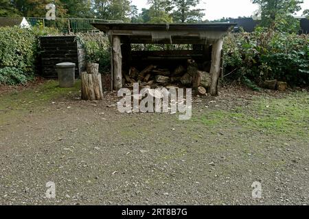 Der Holzschuppen im Abernodwydd Farmhouse, St. Fagans National Museum of History. Aufgenommen Im Herbst 2022 Stockfoto