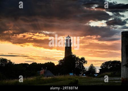 Drohnenansicht der Leuchttürme im Sonnenuntergang vom nördlichen Teil der Insel Rügen, Kap Arkona genannt Stockfoto