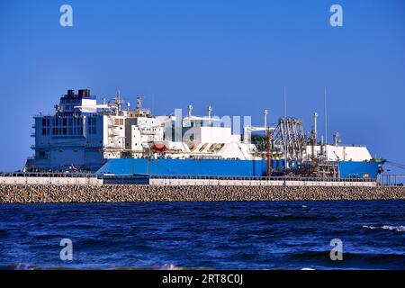 ?Winouj?cie, Polen, 15.-2022. Mai: LNG-Transportschiff Maran Gas Apollonia während der Entladung am Terminal für Flüssiggas, Anschlüsse Stockfoto